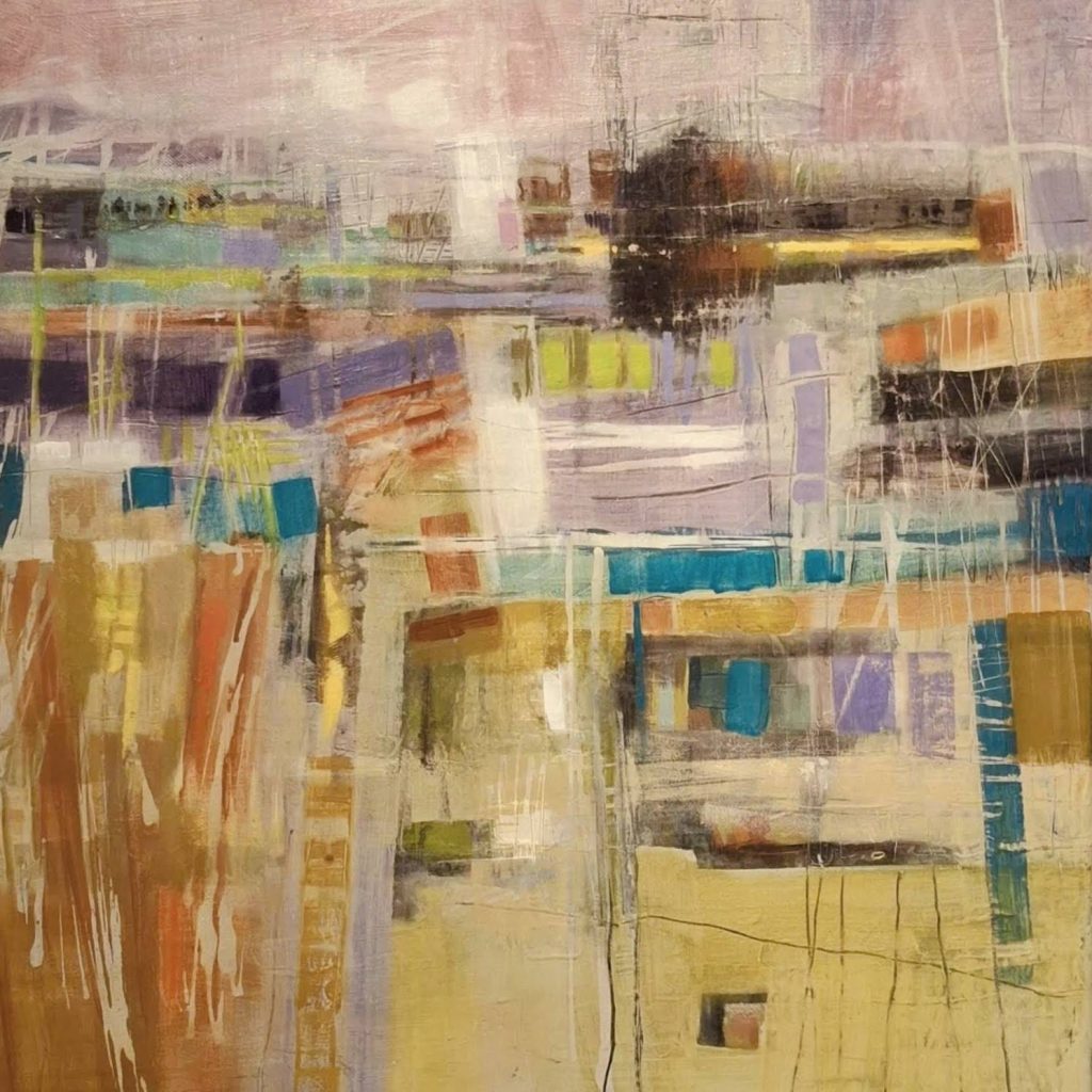 Peinture abstraite techniques mixtes avec couches d'or, ocre, violet et sarcelle, représentant une composition d’un paysage rural.