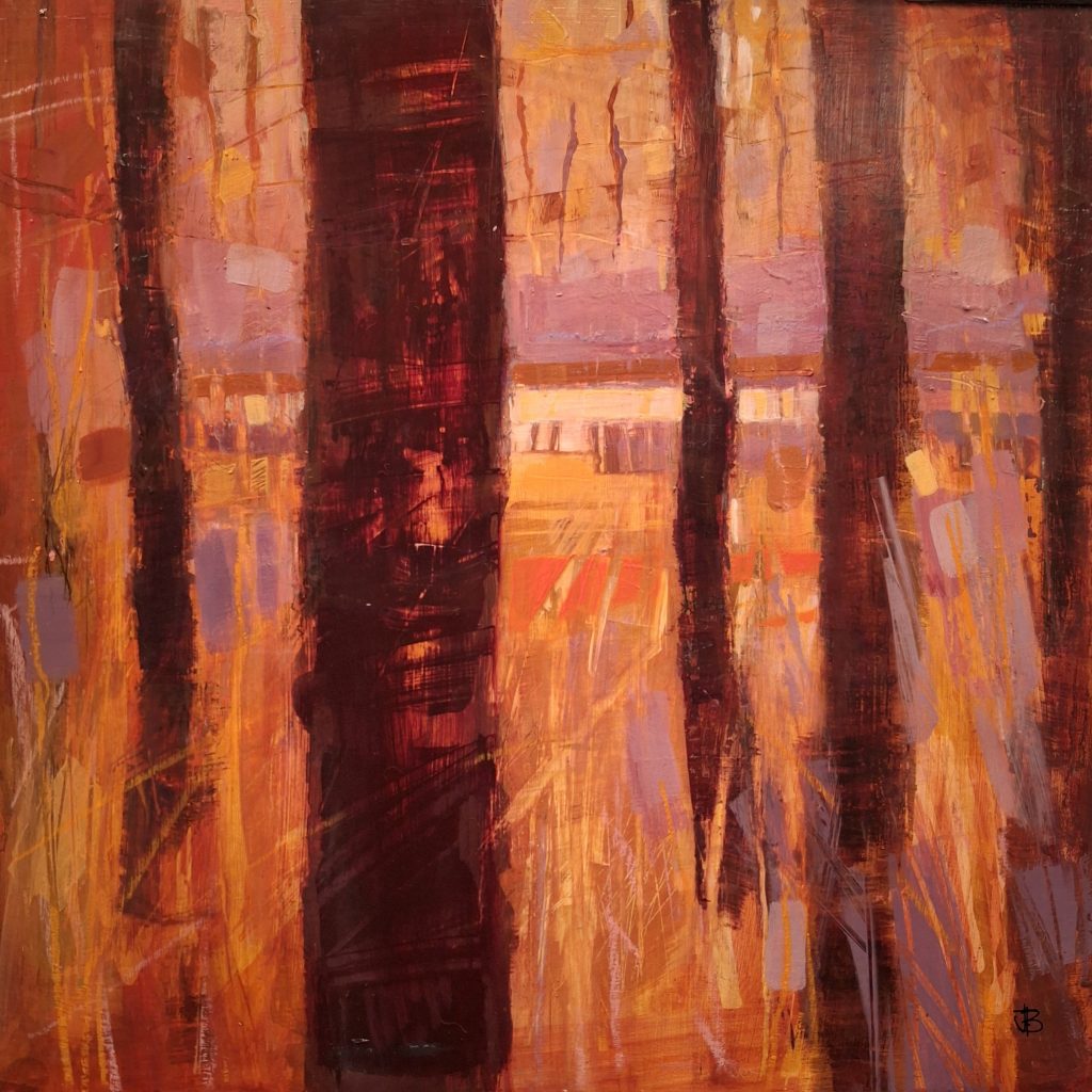 Tableau abstrait impressionniste d'une forêt. Gros plans sur des troncs d'arbres verticaux rouge foncé et pourpres devant un champ ou un sous-bois aux couleurs chaudes (orange, jaune, lavande) évoquant un coucher de soleil en automne.