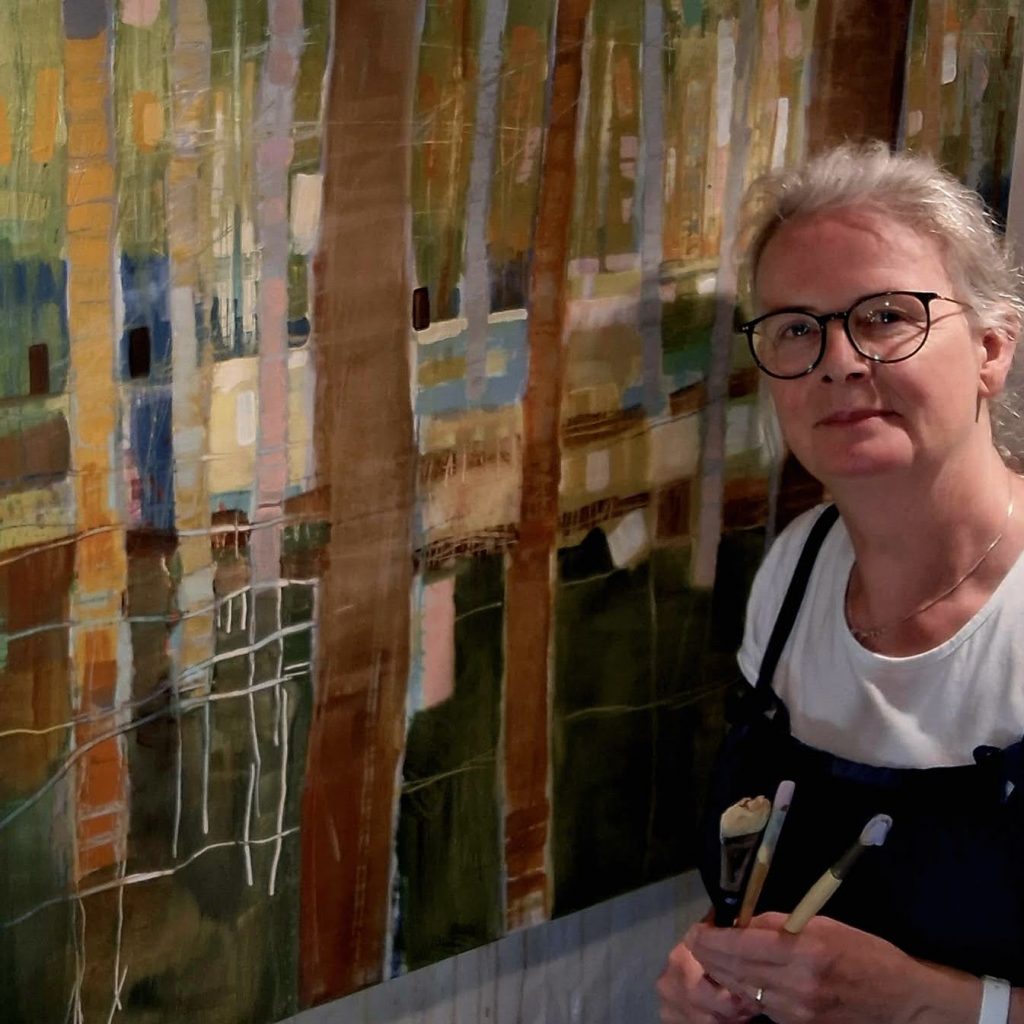 Jocelyn Bridge, artiste, travaillant dans son atelier sur une scène forestière expressionniste.