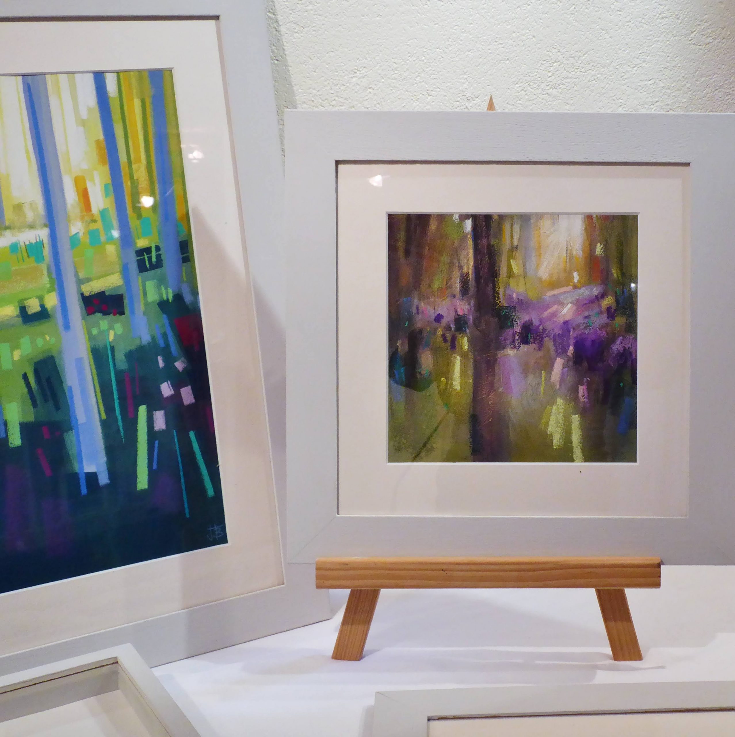 Peinture abstraite contemporaine représentant une forêt, avec des lignes verticales bleues et vertes encadrées de blanc.